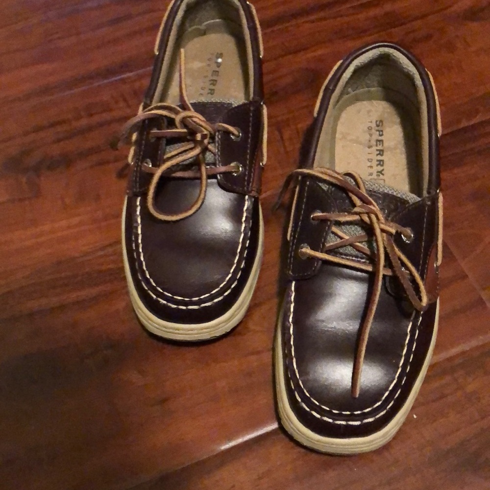 Sperry size 4